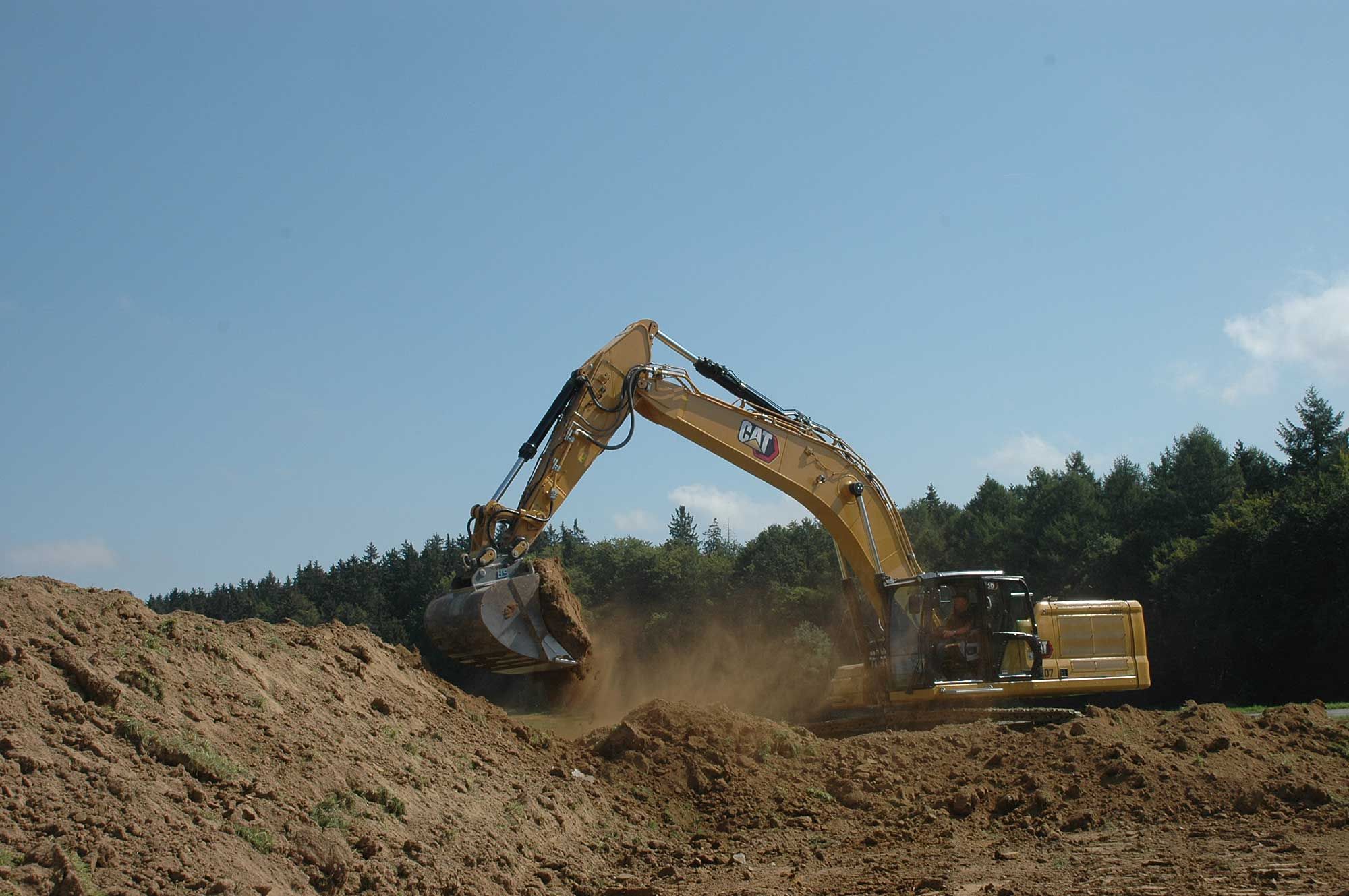 Aufsetzen einer Bodenmiete mit dem Bagger
