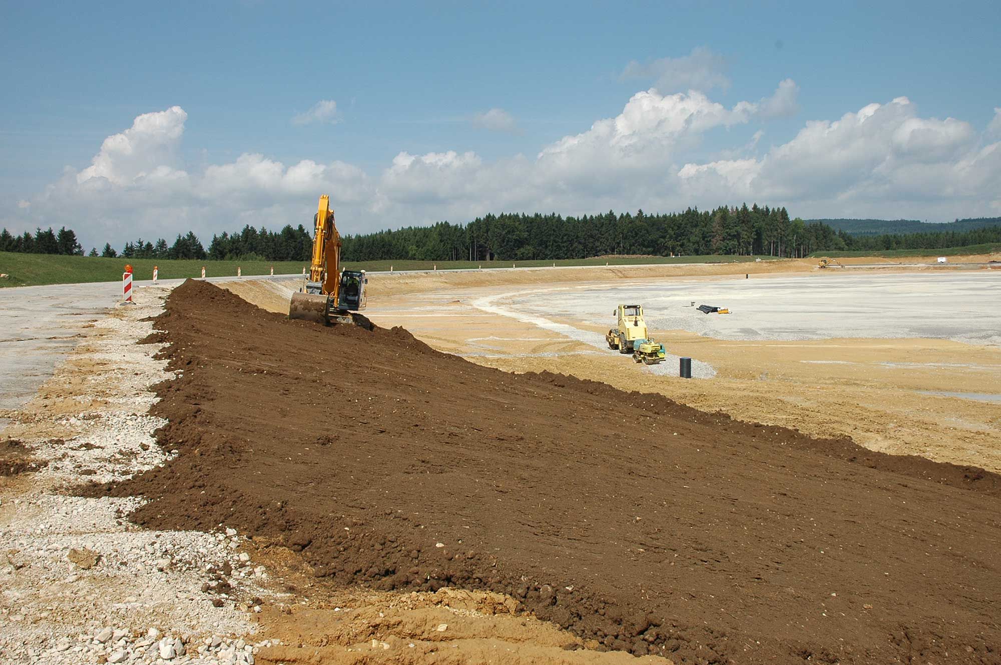 Auftrag von Oberboden an einer Strassenboeschung