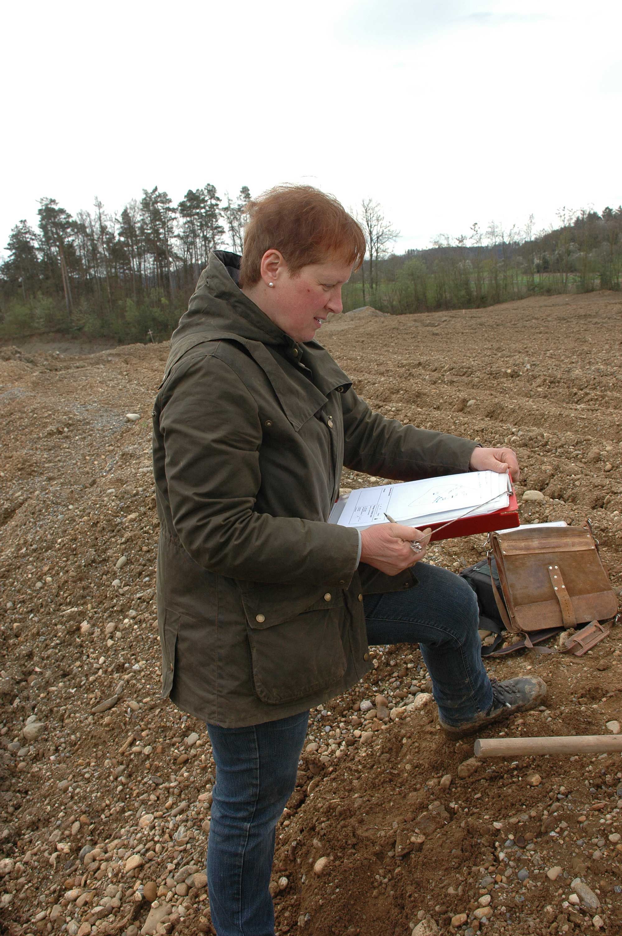 Bodenkundler bei der Arbeit
